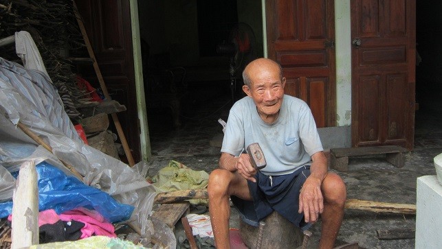 Cụ ông dẻo dai, gần 90 tuổi vẫn trèo cây, chặt củi
