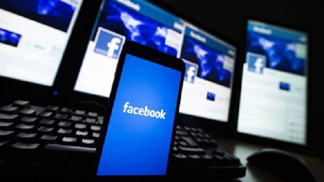 Rất nhiều người dùng Facebook đã "phát điên" vì thông tin thu phí - Ảnh: AFP