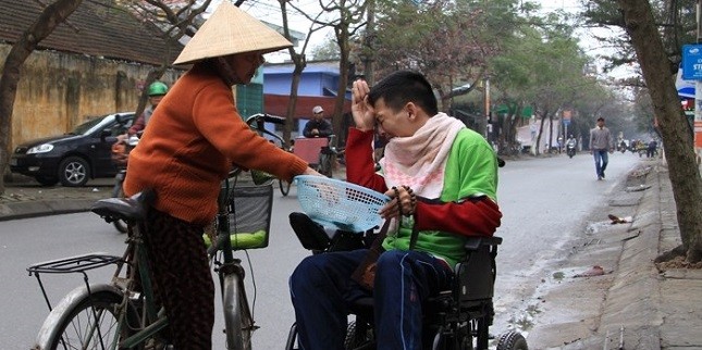 Tân không ngại lăn xe xin tiền khắp các con phố để giúp người khó khăn hơn mình.