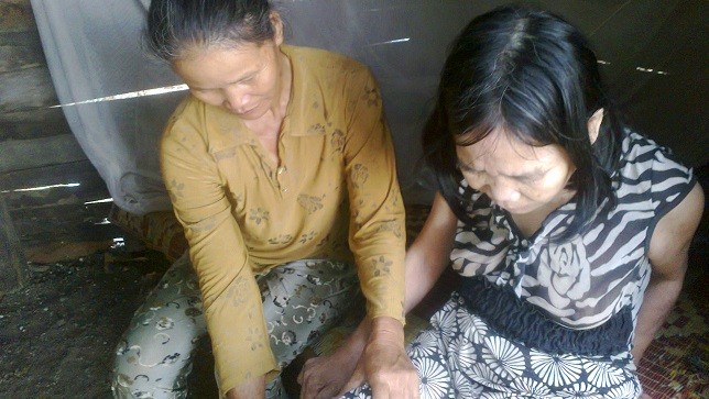 Chị Ngọ ngày ngày lặn lội kiếm sống và chăm sóc người vợ cũ đã 30 năm nằm liệt giường của chồng.