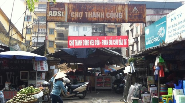 Tiểu thương chợ Thành Công căng băng rôn kêu cứu.