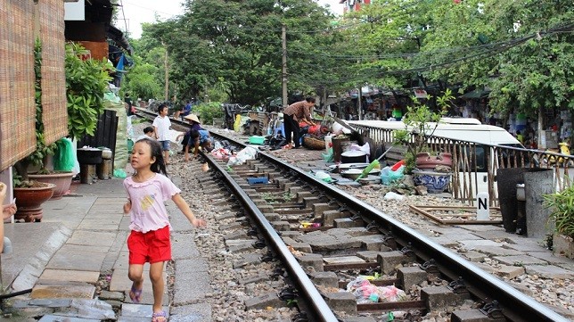 “Xóm đường tàu” giữa Thủ đô giỡn mặt tử thần
