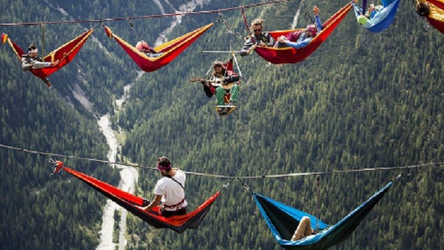 Lễ hội đu dây ở Italia, mắc võng nằm giữa vực thẳm