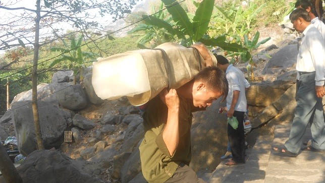 Họ vác nhu yếu phẩm, đèn nhang hoặc những cây nước đá 50kg... thế này lên chùa Bà.