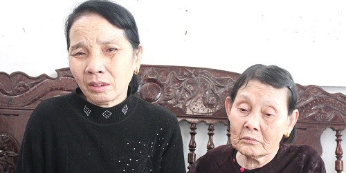 “Tối qua nó còn điện thoại về mà sáng mai đã gặp nạn”, bà Huệ (bên trái) nức nở khóc.