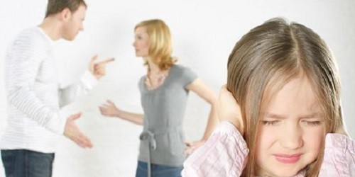 Khi mẹ dạy con bố là… kẻ thù!