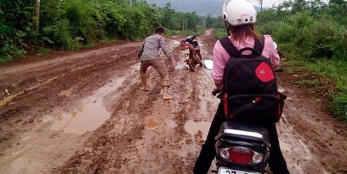 Thanh niên, đàn ông cũng bị ngã trên đường trơn trượt.