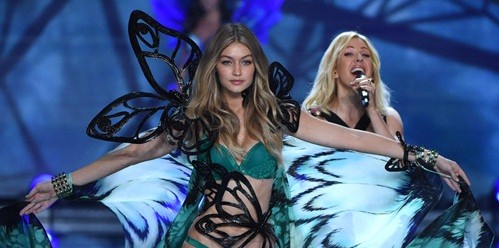 Chân dài Gigi Hadid.