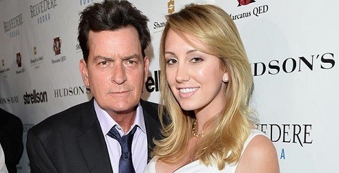 Charlie Sheen đã đính hôn với ngôi sao khiêu dâm Brett Rossi, song tháng trước cô này đã bỏ tài tử trác táng (Nguồn: WD)