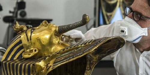 Christian Eckmann hiện đang tích cực phục hồi chiếc mặt nạ vàng của Tutankhamun