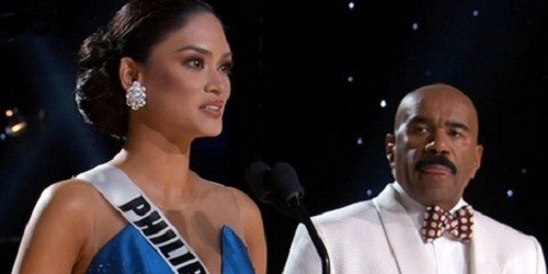 MC chương trình bỗng nói lời xin lỗi và công bố người đẹp Philippines Pia Wurtzbach mới là hoa hậu.