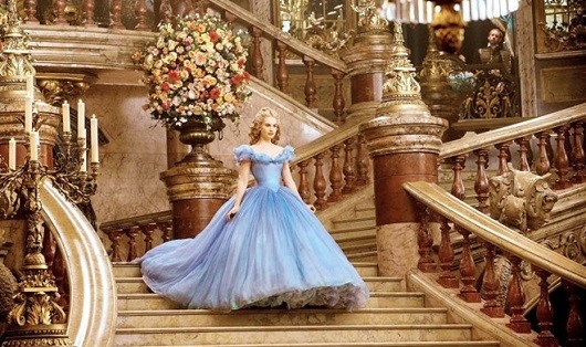 Bộ đầm "ball gown" cũng là một tuyệt tác của Powell. Ảnh: Disney