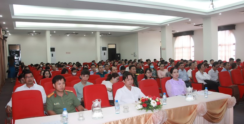Đại biểu tham dự lễ khai giảng lớp tập huấn nghiệp vụ công tác bảo vệ nền tảng tư tưởng của Đảng, đấu tranh phản bác các quan điểm sai trái, thù địch.