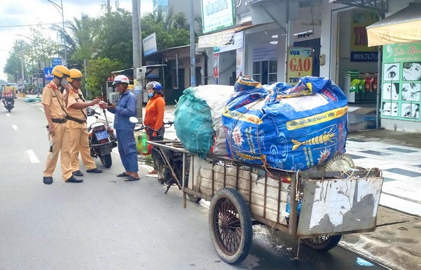 CSGT Bạc Liêu tuần tra, kiểm soát, xử lý xe kéo. (Ảnh: Trọng Nghĩa)