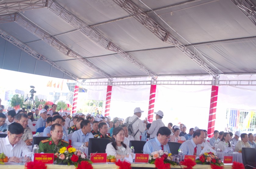 Đại biểu tham dự lễ khởi công Dự án Bệnh viện Đa khoa Cà Mau.