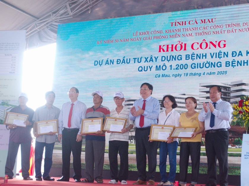 Lãnh đạo tỉnh Cà Mau tặng Bằng khen của Chủ tịch UBND tỉnh cho 06 cá nhân có thành tích tiêu biểu trong công tác bàn giao mặt bằng trước thời hạn.