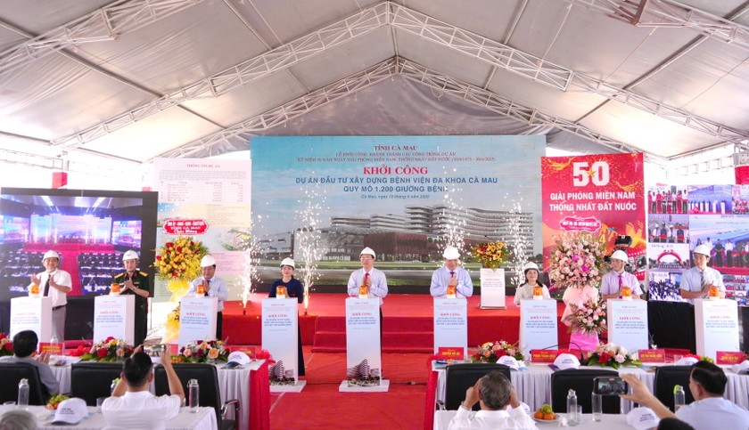 Lãnh đạo tỉnh Cà Mau và sở, ngành của tỉnh, thành phố Cà Mau thực hiện nghi thức bấm nút khởi công Dự án.