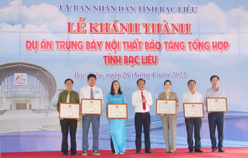 Ông Phạm Văn Thiều – Phó Bí thư Tỉnh ủy, Chủ tịch UBND tỉnh Bạc Liêu trao Bằng khen cho các tập thể, cá nhân có thành tích tiêu biểu trong trong thực hiện dự án Trưng bày nội thất Bảo tàng tổng hợp.