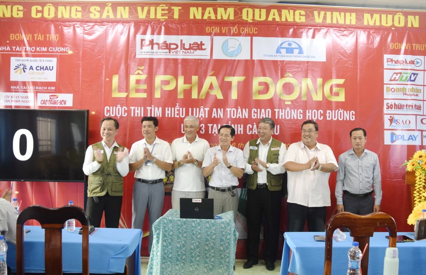 Đại biểu bấm nút phát động Cuộc thi thi trực tuyến ATGT học đường (ông Nguyễn Thanh Bằng - Chánh Văn phòng Ban ATGT tỉnh Cà Mau, đứng thứ 2, từ phải sang).