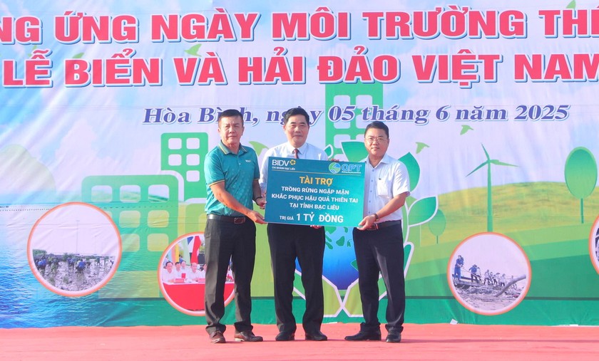 Ngân hàng BIDV - Chi nhánh Bạc Liêu trao bảng tượng trưng tài trợ 01 tỷ đồng cho Quỹ cộng đồng phòng chống thiên tai thực hiện dự án trồng rừng khắc phục hậu quả thiên tại Bạc Liêu.