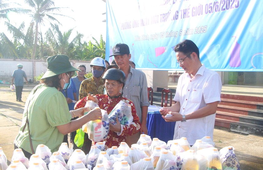 Người dân đổi rác thải nhựa lấy nhu yếu phẩm tại UBND thị trấn Hòa Bình (huyện Hoà Bình).