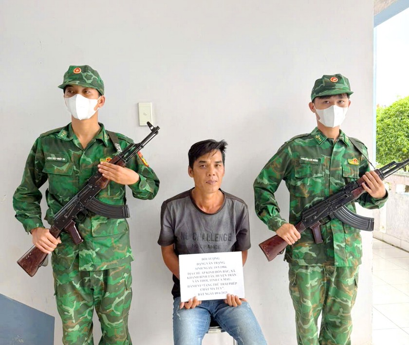 Đối tượng Đặng Văn Trạng khai hành vi tàng trữ trái phép chất ma túy của mình tại Đồn Biên phòng Khánh Hội (BĐBP Cà Mau).