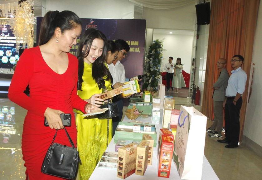 Các doanh nghiệp tham quan không gian trưng bày giới thiệu các sản phẩm du lịch Cà Mau, tạo cơ hội tiếp cận thị trường tiềm năng. Các doanh nghiệp tham quan không gian trưng bày giới thiệu các sản phẩm du lịch Cà Mau, tạo cơ hội tiếp cận thị trường tiềm năng.