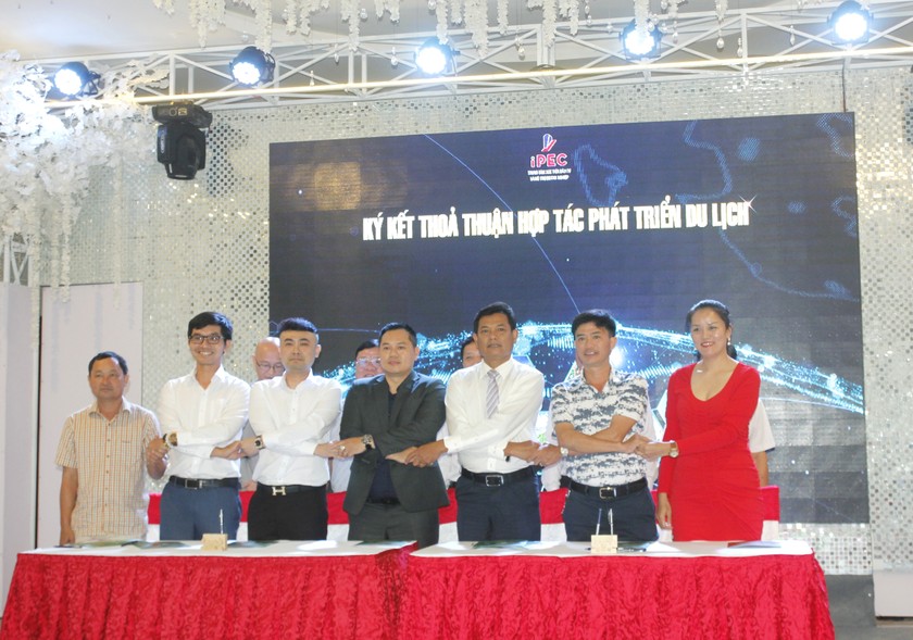 Lễ ký kết hợp tác chiến lược giữa các doanh nghiệp lữ hành và doanh nghiệp trong và ngoài tỉnh, xây dựng mối quan hệ hợp tác lâu dài, góp phần thúc đẩy ngành du lịch Cà Mau phát triển. Lễ ký kết hợp tác chiến lược giữa các doanh nghiệp lữ hành và doanh nghiệp trong và ngoài tỉnh, xây dựng mối quan hệ hợp tác lâu dài, góp phần thúc đẩy ngành du lịch Cà Mau phát triển.