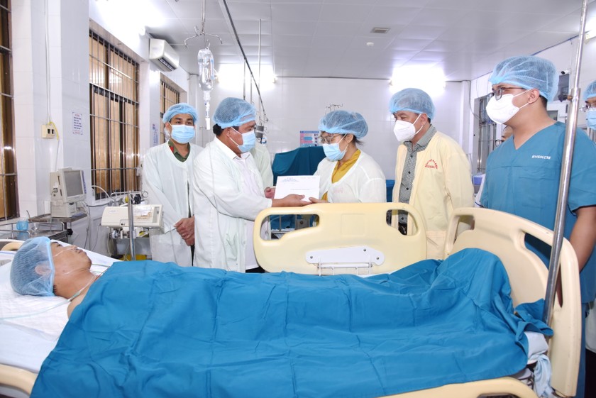 Ông Nguyễn Minh Luân - Phó Chủ tịch UBND tỉnh Cà Mau (thứ 2 từ trái sang) và Đại tá Lê Tấn Vinh - Phó Giám đốc phụ trách Công an tỉnh (thứ nhất, bên trái sang) thăm hỏi, động viên và trao kinh phí hỗ trợ điều trị cho anh Trần A Đal.