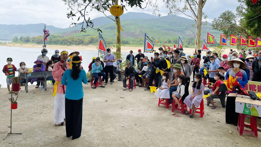 Hô hát bài chòi tại Lễ hội Bà Thu Bồn. Ảnh: baoquangnam.vn