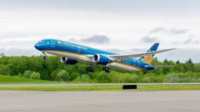 Khách hàng khi mua combo du lịch Hạ Long trên VNAmazing đều có 1 tấm vé bay khứ hồi của Vietnam Airlines. Ảnh: Vietnam Airlines