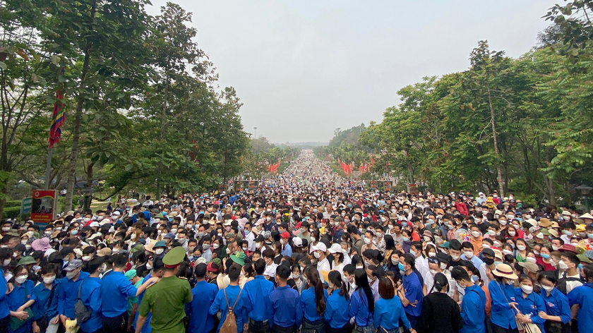 Do lượng người đổ về đông, lực lượng chức năng phải thiết lập hàng rào mềm