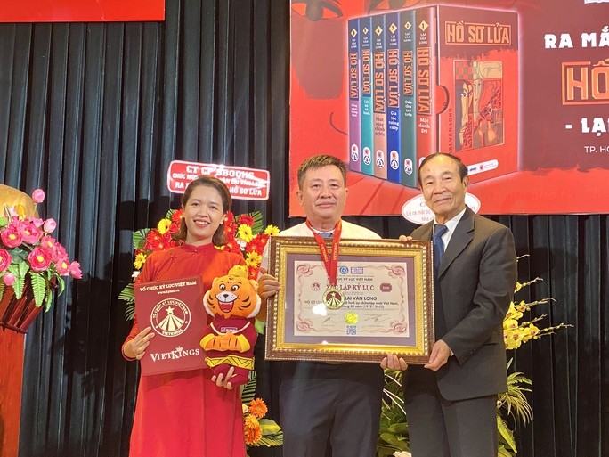 Tác giả Lại Văn Long nhận xác nhận từ Tổ chức Kỷ lục Việt Nam cho tác phẩm "Hồ sơ lửa"
