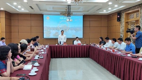 Ông Đặng Huy Hậu, Phó Chủ tịch Thường trực UBND tỉnh chủ trì cuộc họp báo.