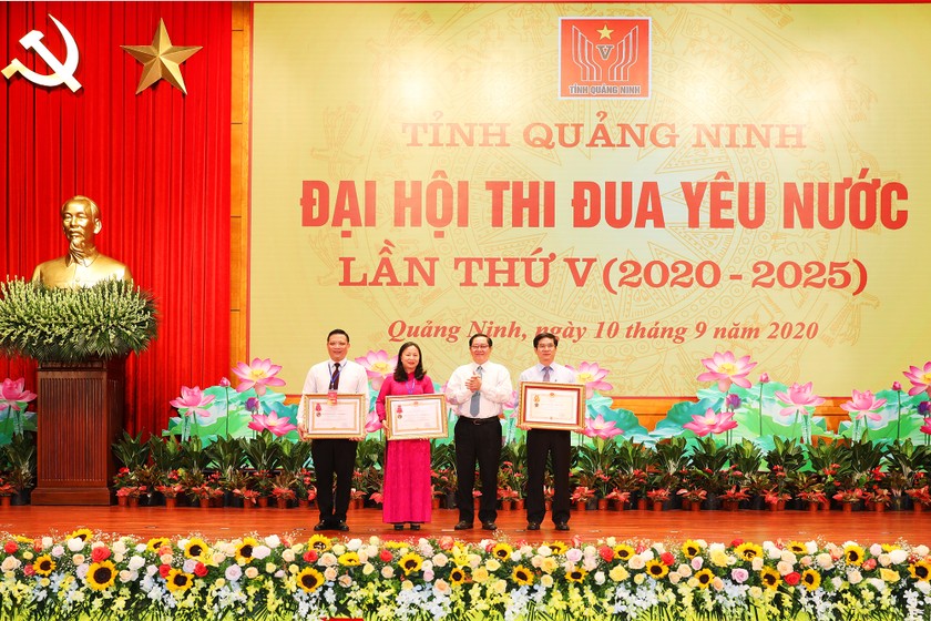 Sở Tư pháp tỉnh Quảng Ninh vinh dự được Chủ tịch nước trao tặng Huân chương lao động hạng Ba.
(Đồng chí Lê Vĩnh Tân, Bộ trưởng Bộ Nội vụ, Phó Chủ tịch Thường trực Hội đồng Thi đua - Khen thưởng Trung ương thừa ủy quyền của Chủ tịch nước trao tặng)