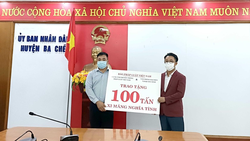 Ông Nguyễn Huy Thiện - Phó Giám đốc Trung tâm Truyền thông Pháp luật Việt Nam, Trưởng Văn phòng đại diện Báo Pháp luật Việt Nam tại Quảng Ninh trao 100 tấn xi măng nghĩa tình hỗ trợ xã Thanh Sơn, huyện Ba Chẽ thực hiện Chương trình xây dựng nông thôn mới.