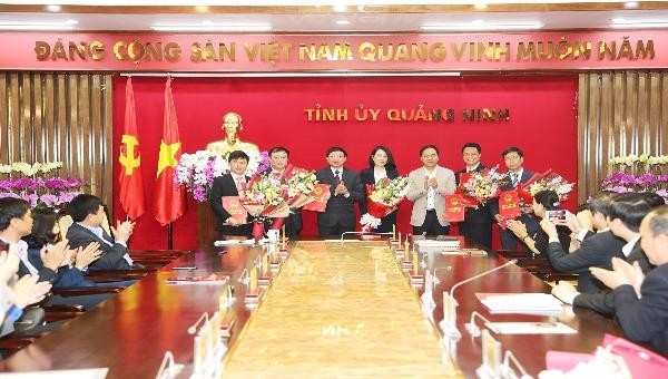 Ông Nguyễn Xuân Ký, Bí thư Tỉnh ủy, Chủ tịch HĐND tỉnh và Đặng Huy Hậu, Phó Chủ tịch Thường trực UBND tỉnh, tặng hoa chúc mừng và trao quyết định bổ nhiệm đối với 5 chức danh lãnh đạo thuộc diện Ban Thường vụ Tỉnh ủy quản lý.