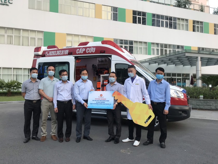 Ông Đặng Huy Hậu phó Chủ tịch UBND tỉnh Quảng Ninh cùng lãnh đạo một số ban, ngành nhận xe trao tặng của Tập đoàn Vingroup.