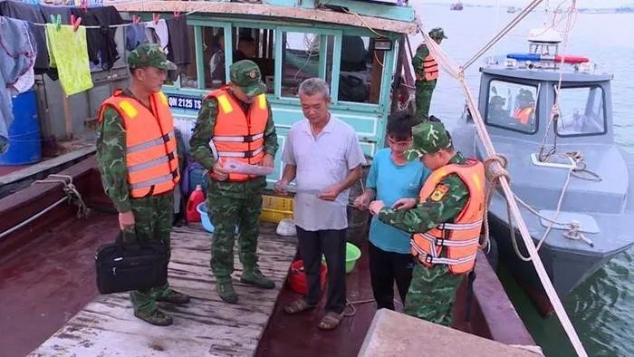 Đồn Biên phòng Trà Cổ (TP Móng Cái, Quảng Ninh) tuyên truyền cho ngư dân thực hiện nghiêm các quy định của pháp luật Việt Nam và quốc tế trong khai thác thủy sản.