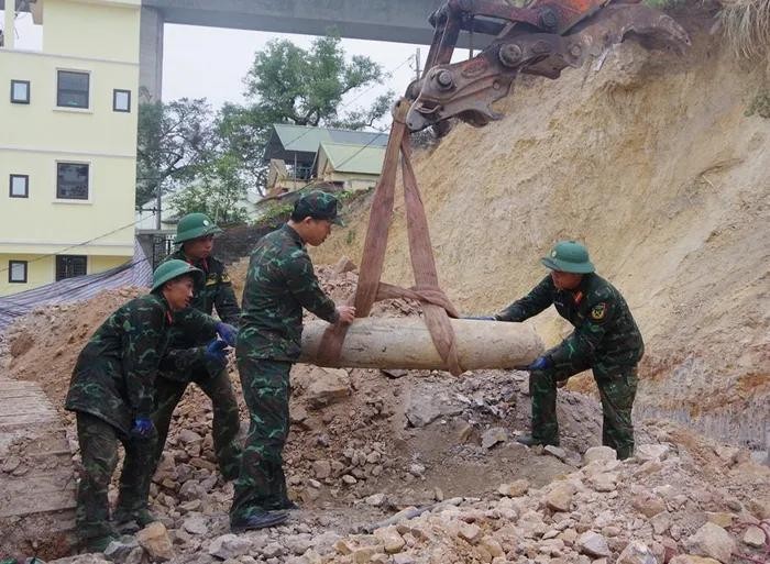 Lực lượng công binh tổ chức di dời quả bom về nơi hủy nổ.