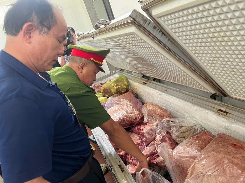 Đoàn kiểm tra liên ngành thành phố Hạ Long, tỉnh Quảng Ninh tiến hành kiểm tra hộ kinh doanh Trần Đức Lương.