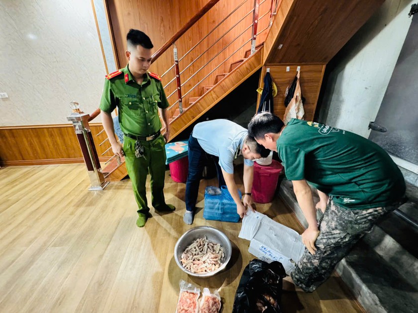 Lực lượng chức năng tiến hành kiểm tra tại hộ kinh doanh.