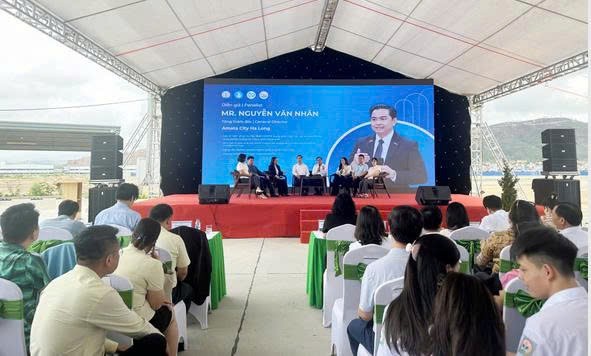 Các diễn giả chia sẻ xu hướng việc làm trong KCN.