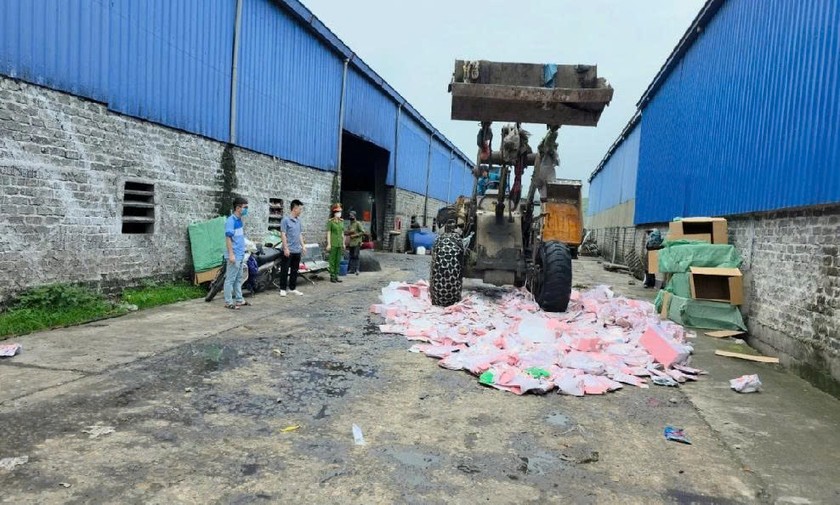 Lực lượng chức năng tổ chức tiêu hủy 1.914 con gấu bông có tổng trị giá hơn 106 triệu đồng.