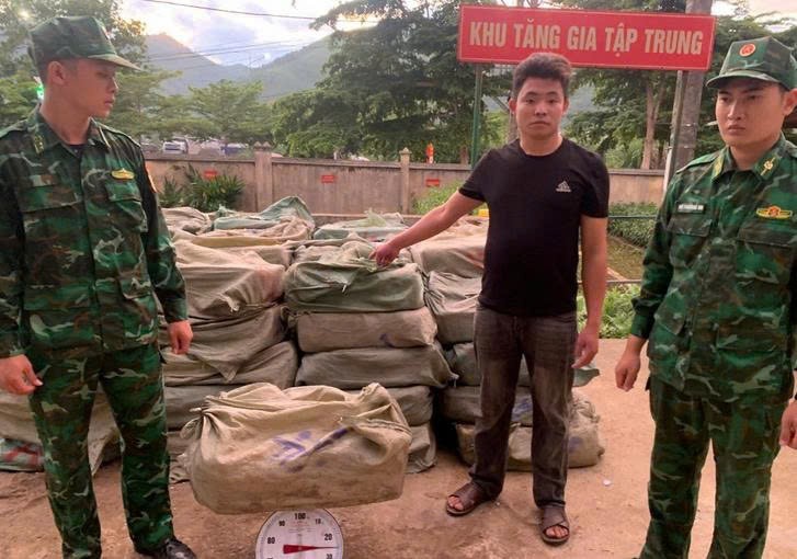 Đối tượng Phù Dảu Sềnh và tang vật bị BĐBP Quảng Ninh bắt giữ.