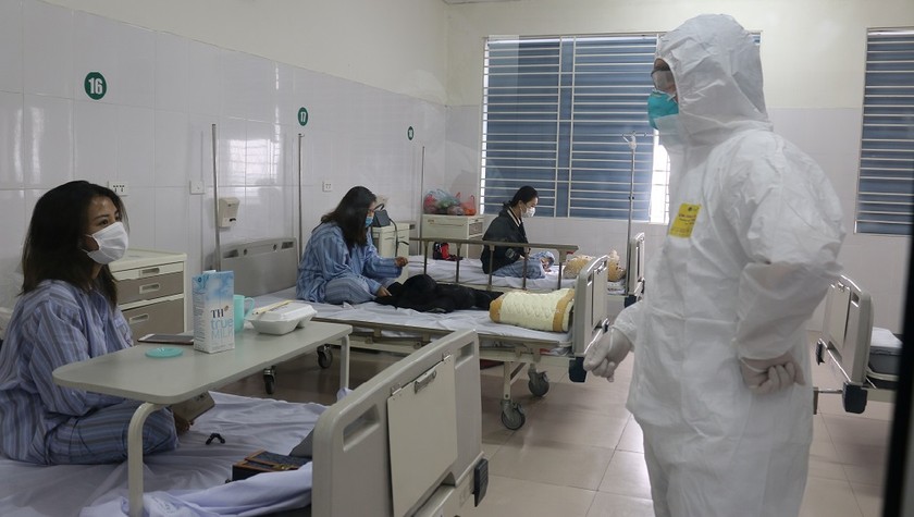 Bác sĩ thăm hỏi, kiểm tra sức khỏe bệnh nhân nhiễm Covid-19. Ảnh: Ngọc Nga