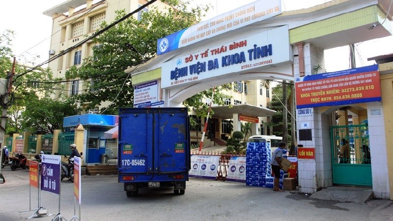Bệnh viện đa khoa tỉnh Thái Bình phải phong tỏa để truy vết các trường hợp liên quan đến ca dương tính tại địa bàn. Ảnh: Nhân dân