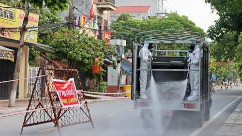 Phun khử khuẩn tại khu vực phong tỏa từ ngã tư Phù Sa đến Cảng Sơn Tây. Ảnh: Hoàng Phương - Phạm Hảo.