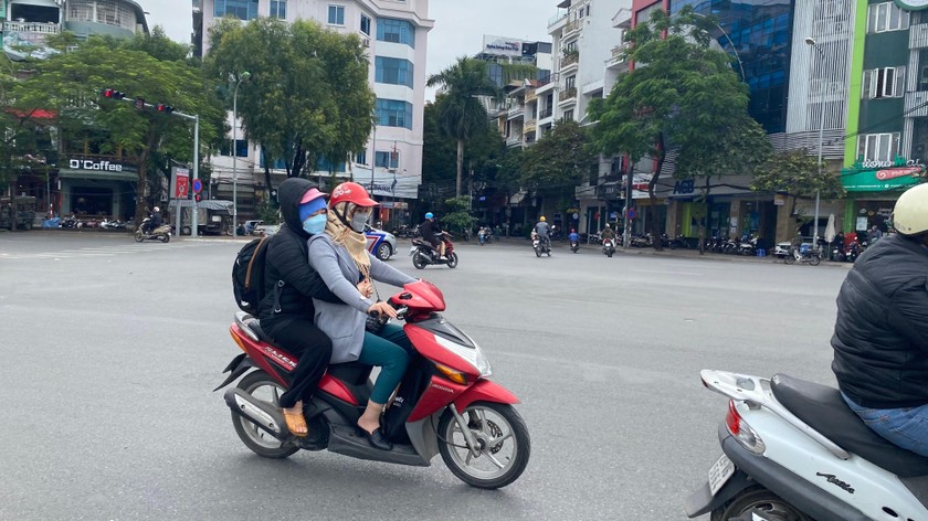 Dù trời đã có nắng nhưng khi di chuyển ngoài đường, người dân vẫn cảm nhận rõ cái lạnh và gió lớn. 