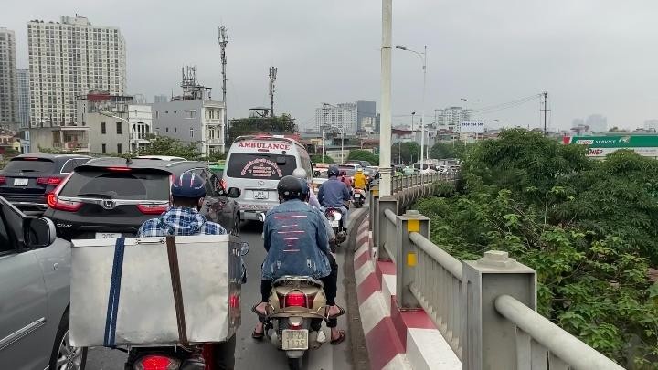 “Cửa ngõ” vào Hà Nội ùn dài ngày đầu đi làm trở lại